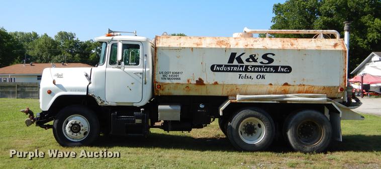 image for item EK9545 1992 Mack DM690X tank truck