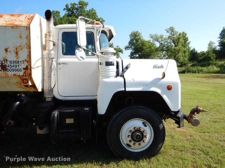 image for item EK9545 1992 Mack DM690X tank truck