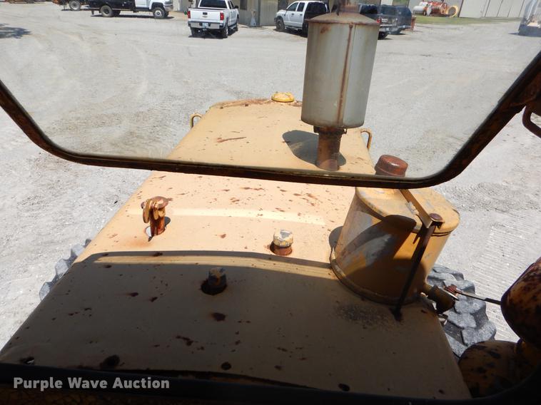 image for item EK9546 1947 Caterpillar 12 rigid frame motor grader