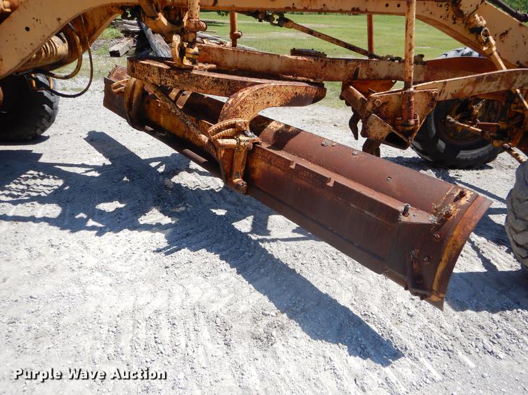 image for item EK9546 1947 Caterpillar 12 rigid frame motor grader