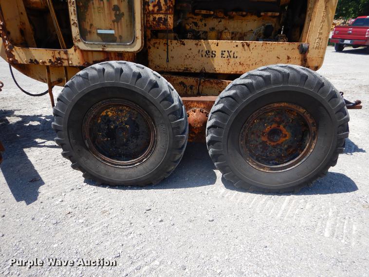 image for item EK9546 1947 Caterpillar 12 rigid frame motor grader