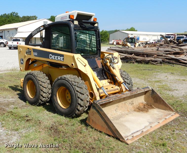 image for item EK9552 2005 John Deere 332 skid steer