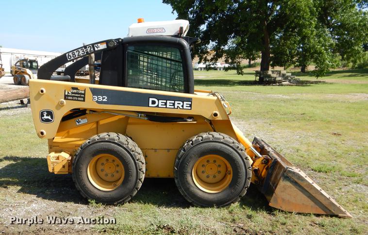 image for item EK9552 2005 John Deere 332 skid steer