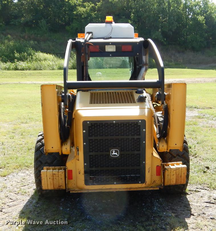 image for item EK9552 2005 John Deere 332 skid steer