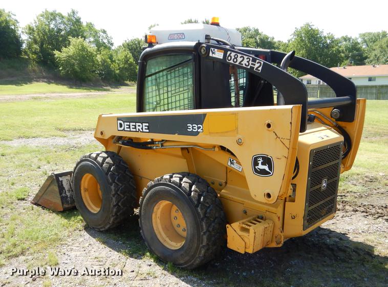 image for item EK9552 2005 John Deere 332 skid steer