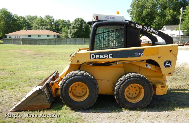 image for item EK9552 2005 John Deere 332 skid steer