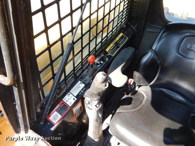 image for item EK9552 2005 John Deere 332 skid steer