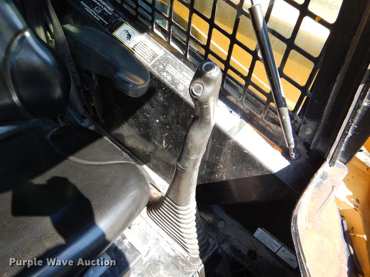 image for item EK9552 2005 John Deere 332 skid steer