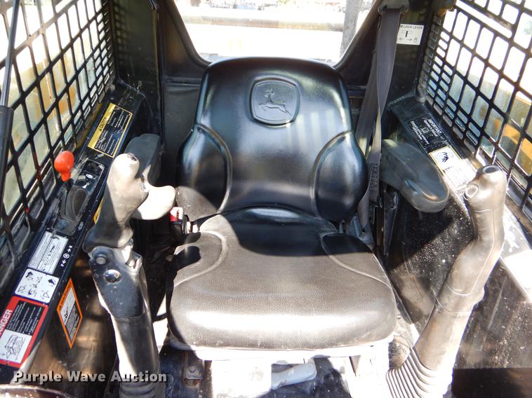 image for item EK9552 2005 John Deere 332 skid steer