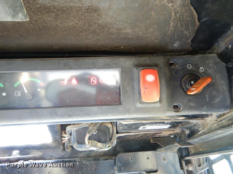 image for item EK9552 2005 John Deere 332 skid steer