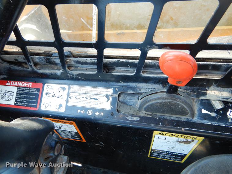 image for item EK9552 2005 John Deere 332 skid steer