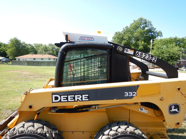 image for item EK9552 2005 John Deere 332 skid steer