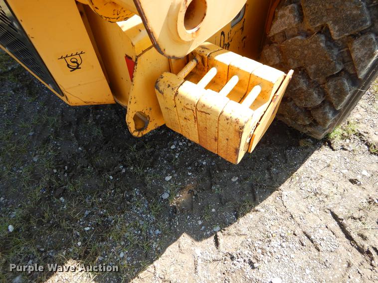 image for item EK9552 2005 John Deere 332 skid steer