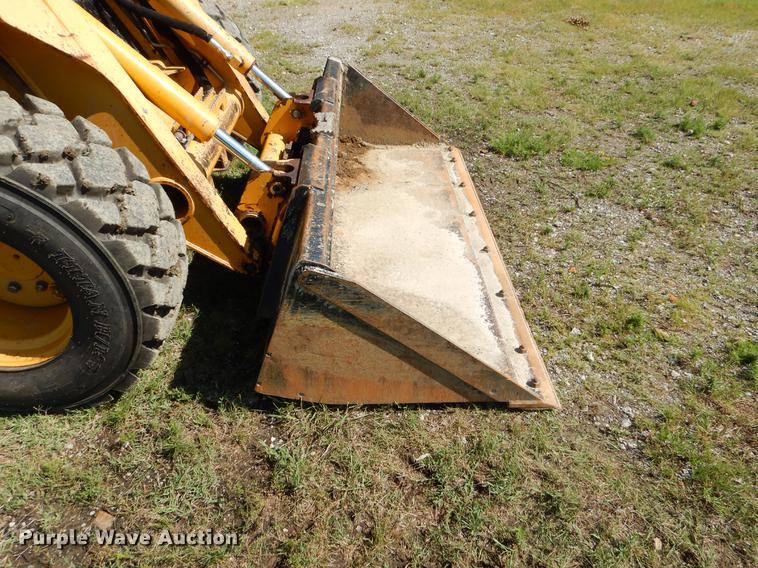 image for item EK9552 2005 John Deere 332 skid steer
