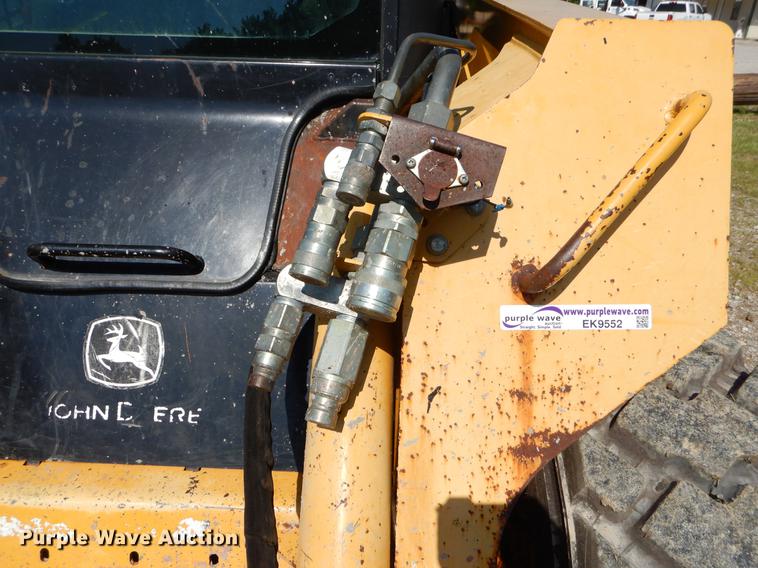 image for item EK9552 2005 John Deere 332 skid steer