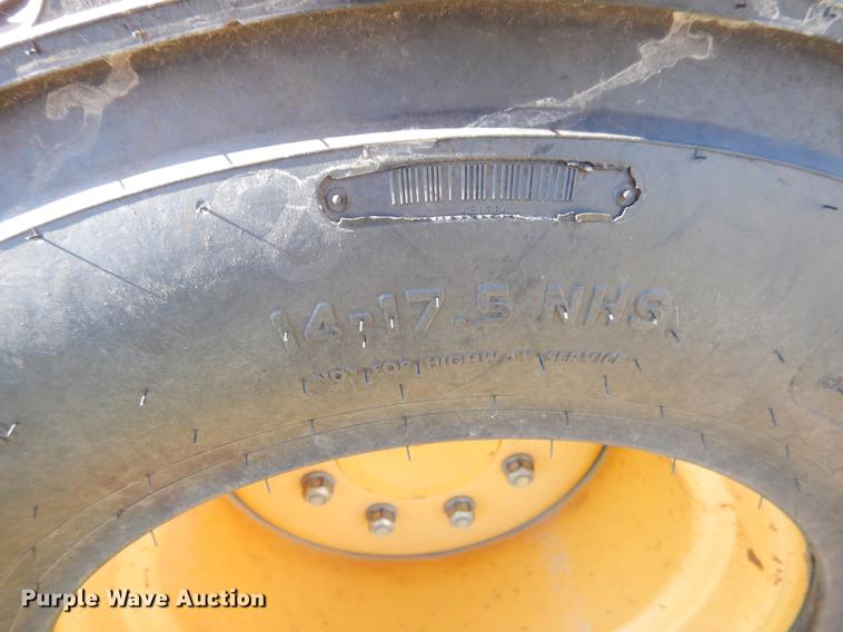 image for item EK9552 2005 John Deere 332 skid steer