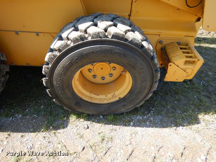 image for item EK9552 2005 John Deere 332 skid steer