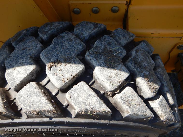 image for item EK9552 2005 John Deere 332 skid steer