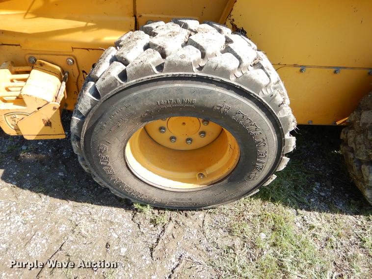 image for item EK9552 2005 John Deere 332 skid steer