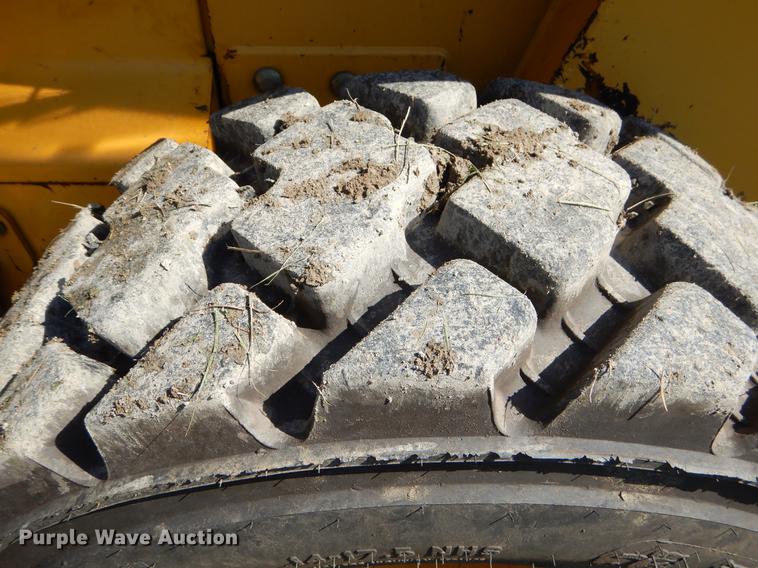 image for item EK9552 2005 John Deere 332 skid steer