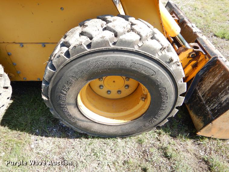 image for item EK9552 2005 John Deere 332 skid steer