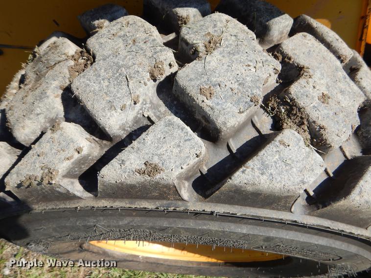 image for item EK9552 2005 John Deere 332 skid steer