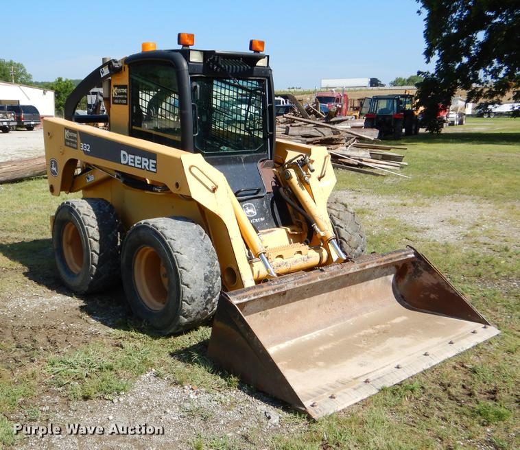 image for item EK9553 2007 John Deere 332 skid steer