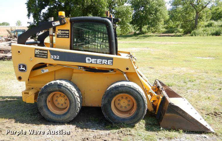 image for item EK9553 2007 John Deere 332 skid steer