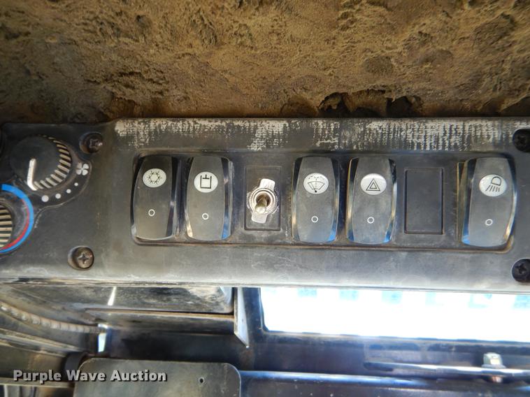 image for item EK9553 2007 John Deere 332 skid steer