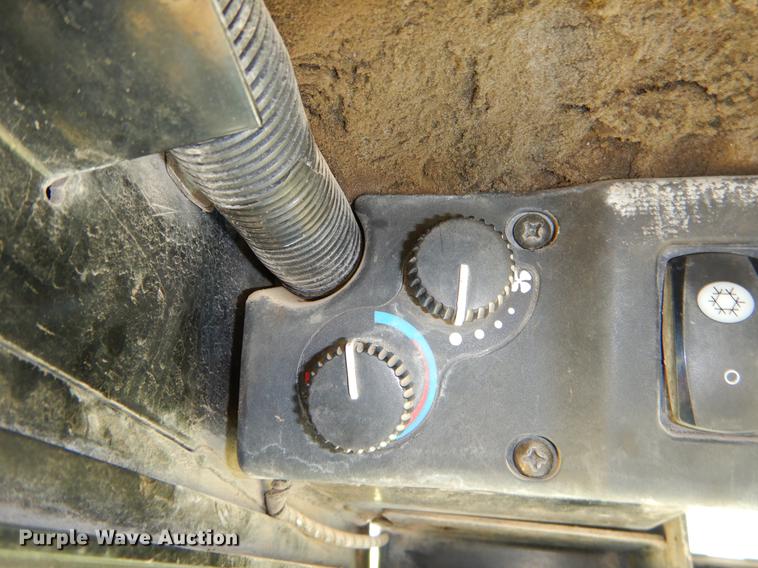 image for item EK9553 2007 John Deere 332 skid steer