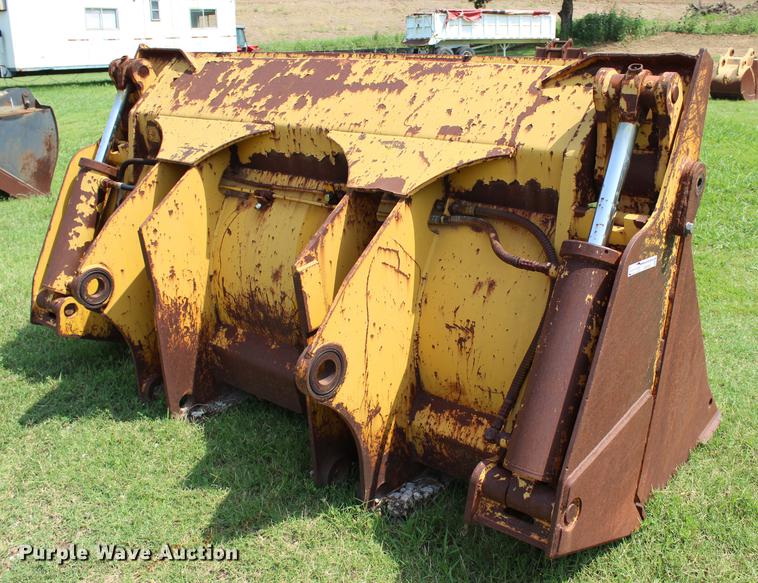 John Deere 755B clamshell bucket in Sapulpa, OK Item EK9563 sold