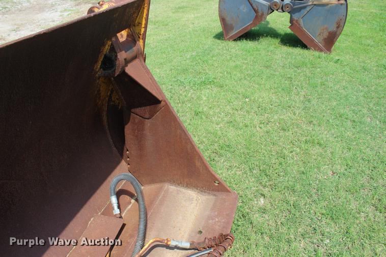 image for item EK9563 John Deere 755B clamshell bucket