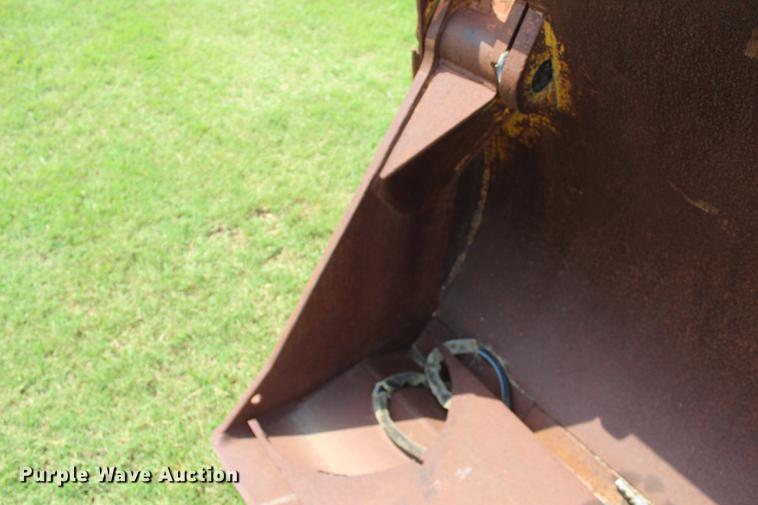image for item EK9563 John Deere 755B clamshell bucket