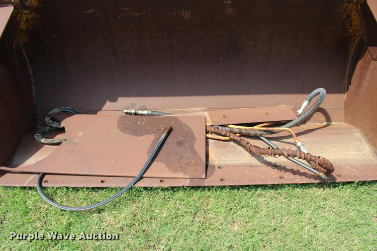 image for item EK9563 John Deere 755B clamshell bucket