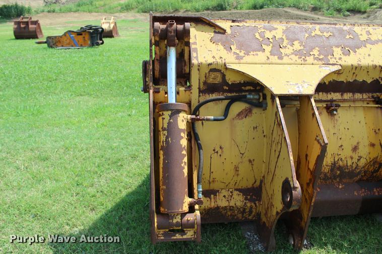 image for item EK9563 John Deere 755B clamshell bucket