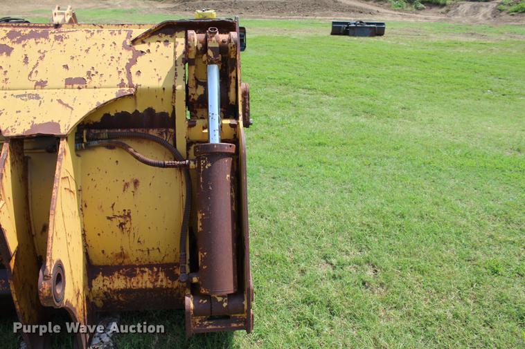 image for item EK9563 John Deere 755B clamshell bucket