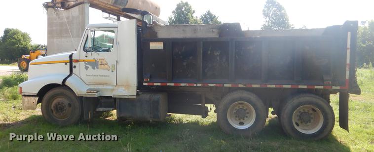 image for item EK9573 1991 International 8300 dump truck