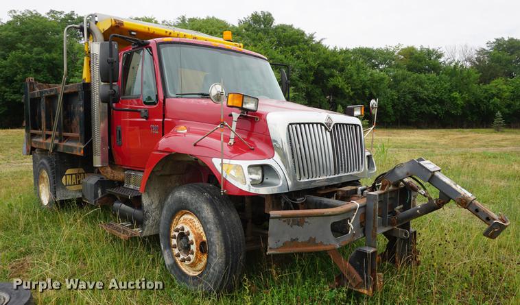 image for item DD7781 2006 International 7400 dump truck