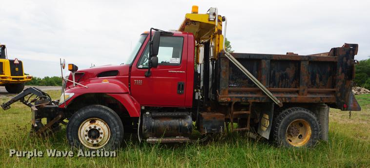 image for item DD7781 2006 International 7400 dump truck