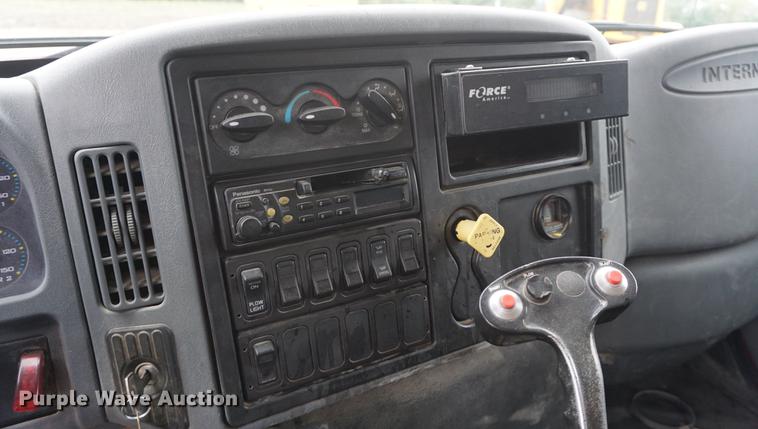 image for item DD7781 2006 International 7400 dump truck