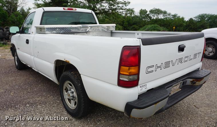 image for item DD7782 2001 Chevrolet Silverado 1500 pickup truck
