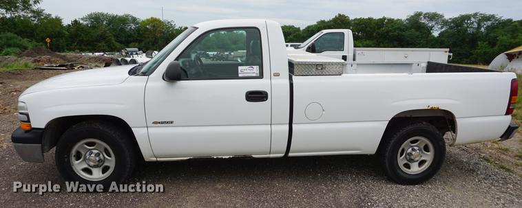 image for item DD7782 2001 Chevrolet Silverado 1500 pickup truck