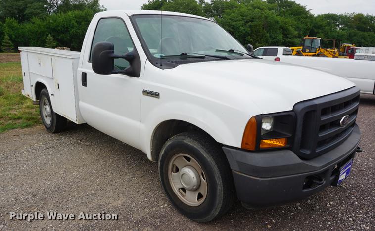 image for item DD7786 2006 Ford F250 Super Duty utility bed pickup truck