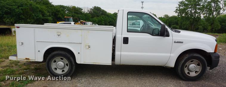 image for item DD7786 2006 Ford F250 Super Duty utility bed pickup truck