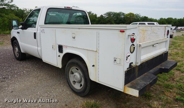 image for item DD7786 2006 Ford F250 Super Duty utility bed pickup truck