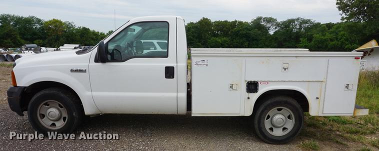 image for item DD7786 2006 Ford F250 Super Duty utility bed pickup truck