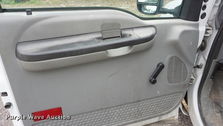 image for item DD7786 2006 Ford F250 Super Duty utility bed pickup truck