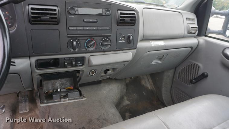 image for item DD7786 2006 Ford F250 Super Duty utility bed pickup truck