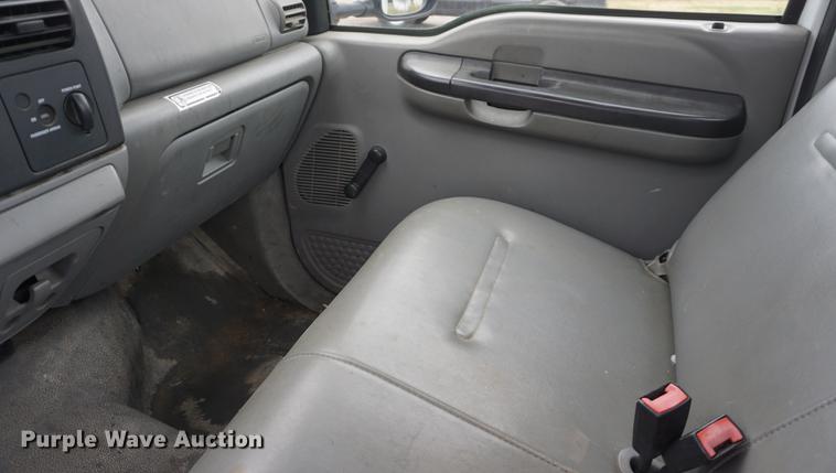 image for item DD7786 2006 Ford F250 Super Duty utility bed pickup truck