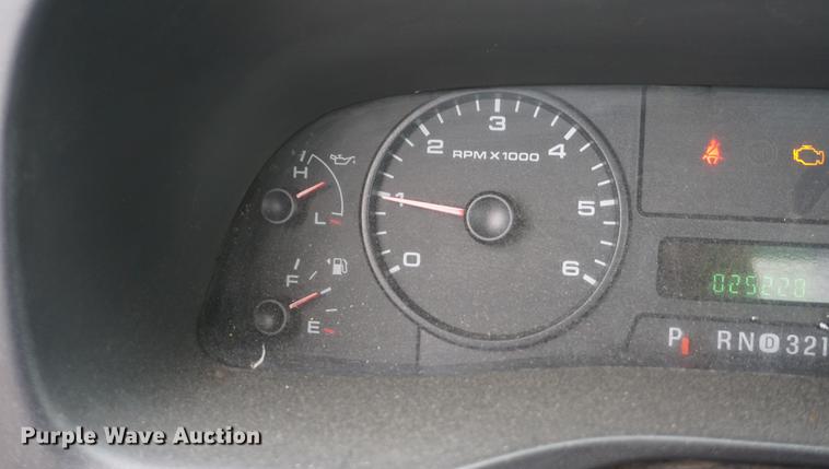 image for item DD7786 2006 Ford F250 Super Duty utility bed pickup truck